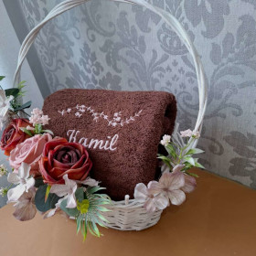 kosz prezentowy z personalizowanym ręcznikiem dla kamila